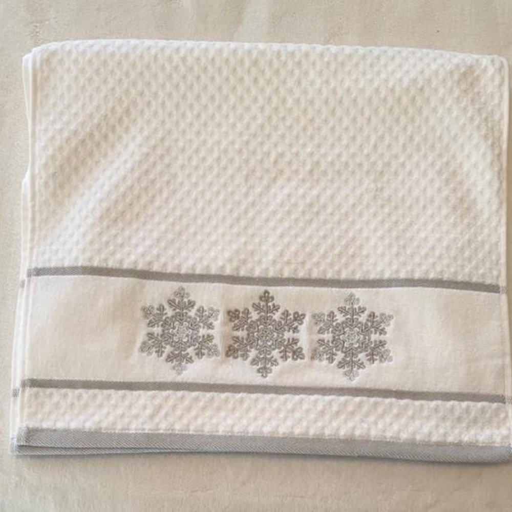Snowflake-Embroidered Hand Towels (set of 2)